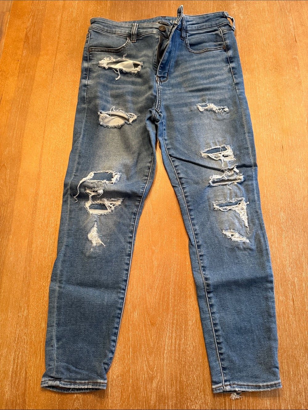 American eagle Ripped High-Rise Women's Jeans in Medium Blue